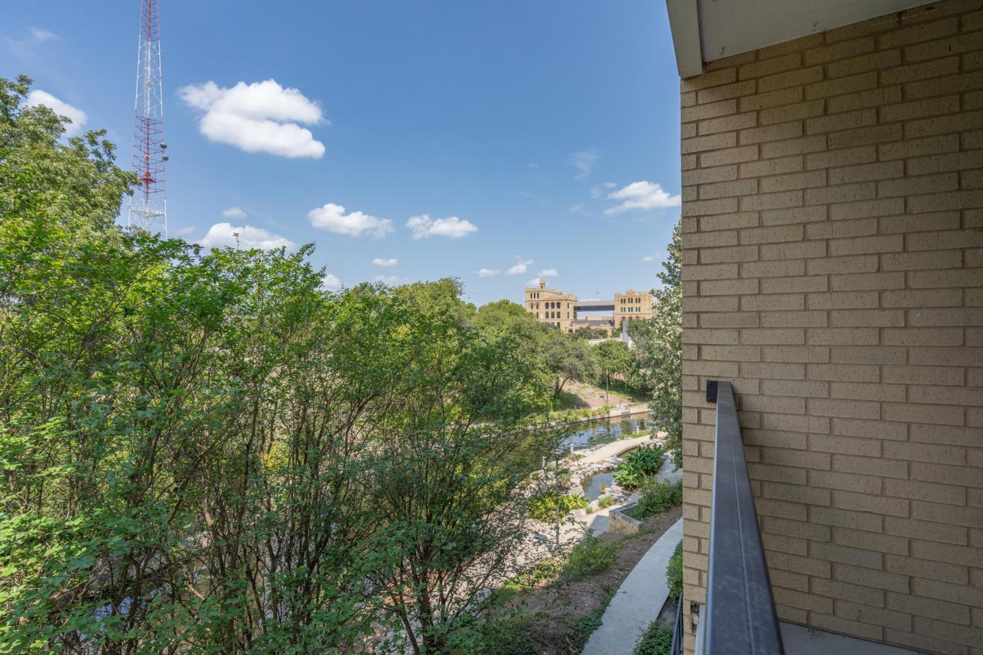 Riverwalk And Pool View With King Bed Infinity Pool Gym Free Parking Appartement San Antonio