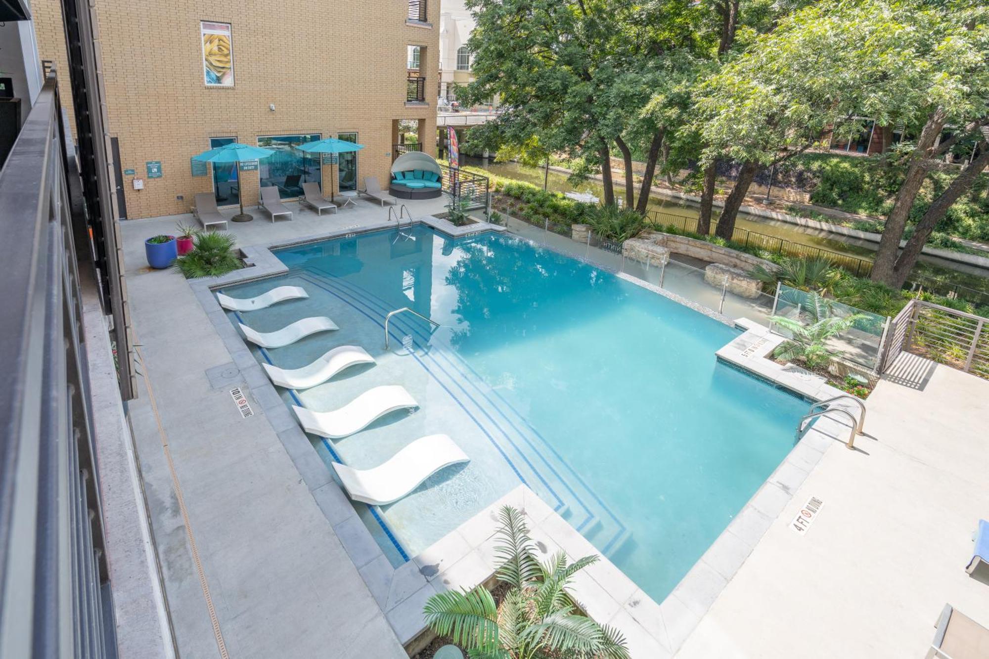 Riverwalk And Pool View With King Bed Infinity Pool Gym Free Parking